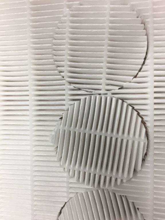 Detailaufnahme der präzisen Stanzarbeit an plissiertem Filtermaterial