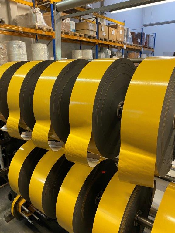 Gelb-schwarze Folienrollen in der Produktionshalle der Otto Drücker GmbH